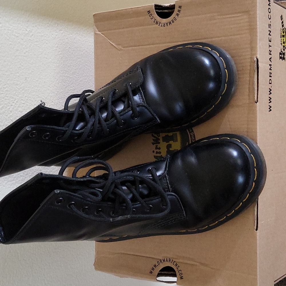 Dr. Martens 1460 Womens Black leather lace up boots size 6
